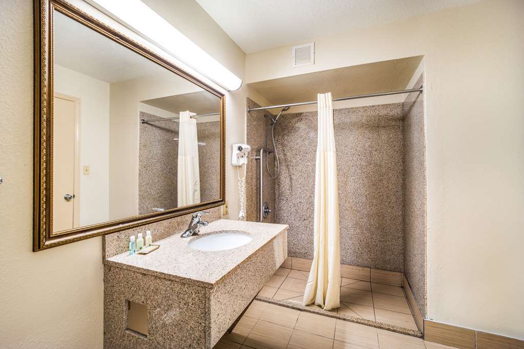 QUALITY INN COLUMBIA AIRPORT-guestroom-Guest Room,Bathroom,On-Site.jpg