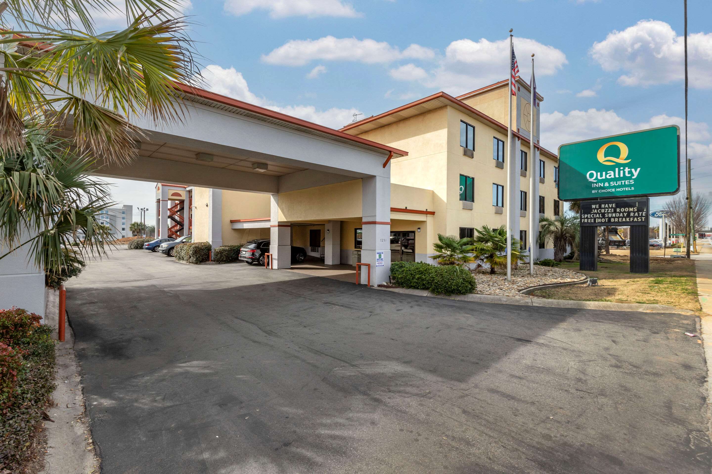 Hotel exterior | Quality Inn & Suites Ft. Jackson Maingate