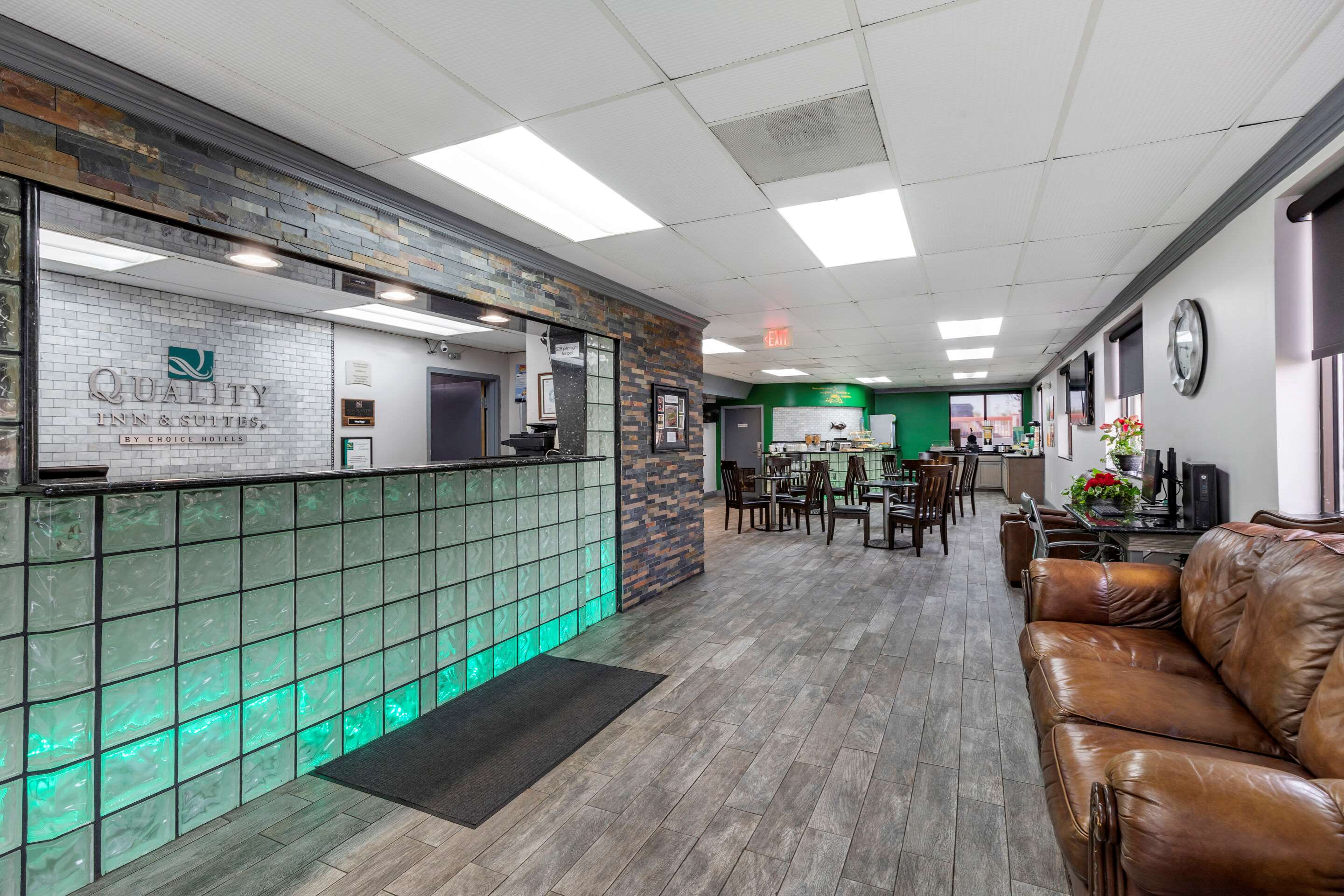 Lobby with sitting area | Quality Inn & Suites Ft. Jackson Maingate