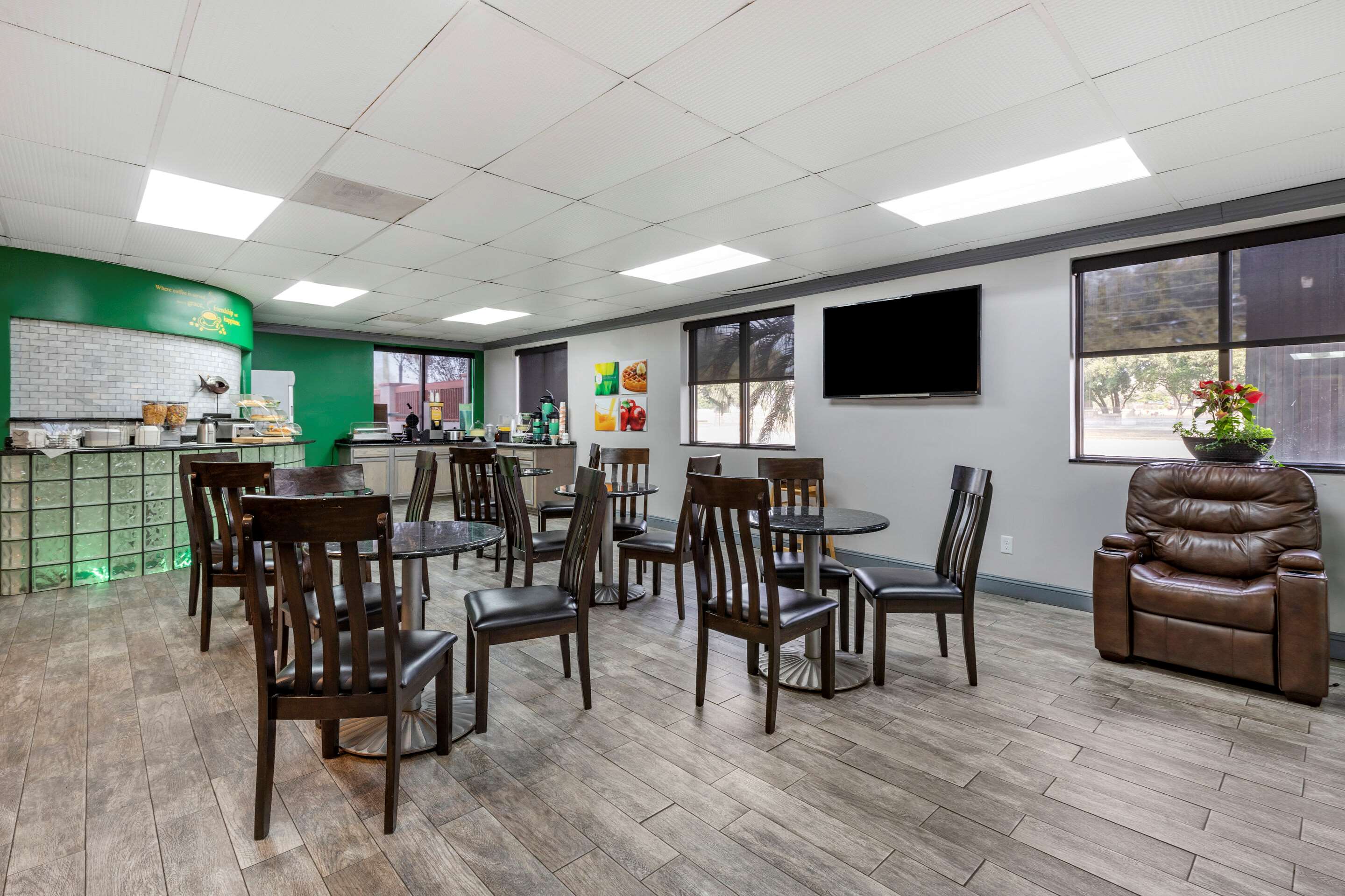 Enjoy breakfast in this seating area | Quality Inn & Suites Ft. Jackson Maingate
