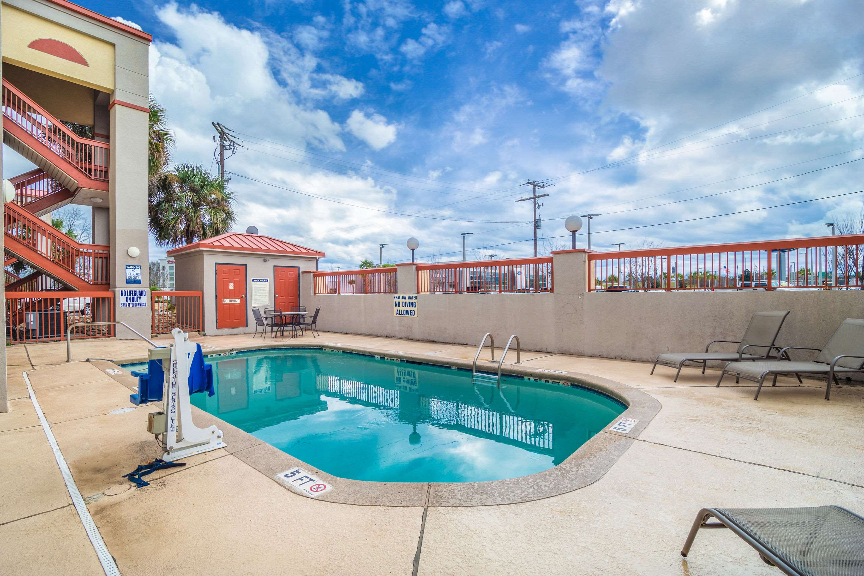 Outdoor pool | Quality Inn & Suites Ft. Jackson Maingate