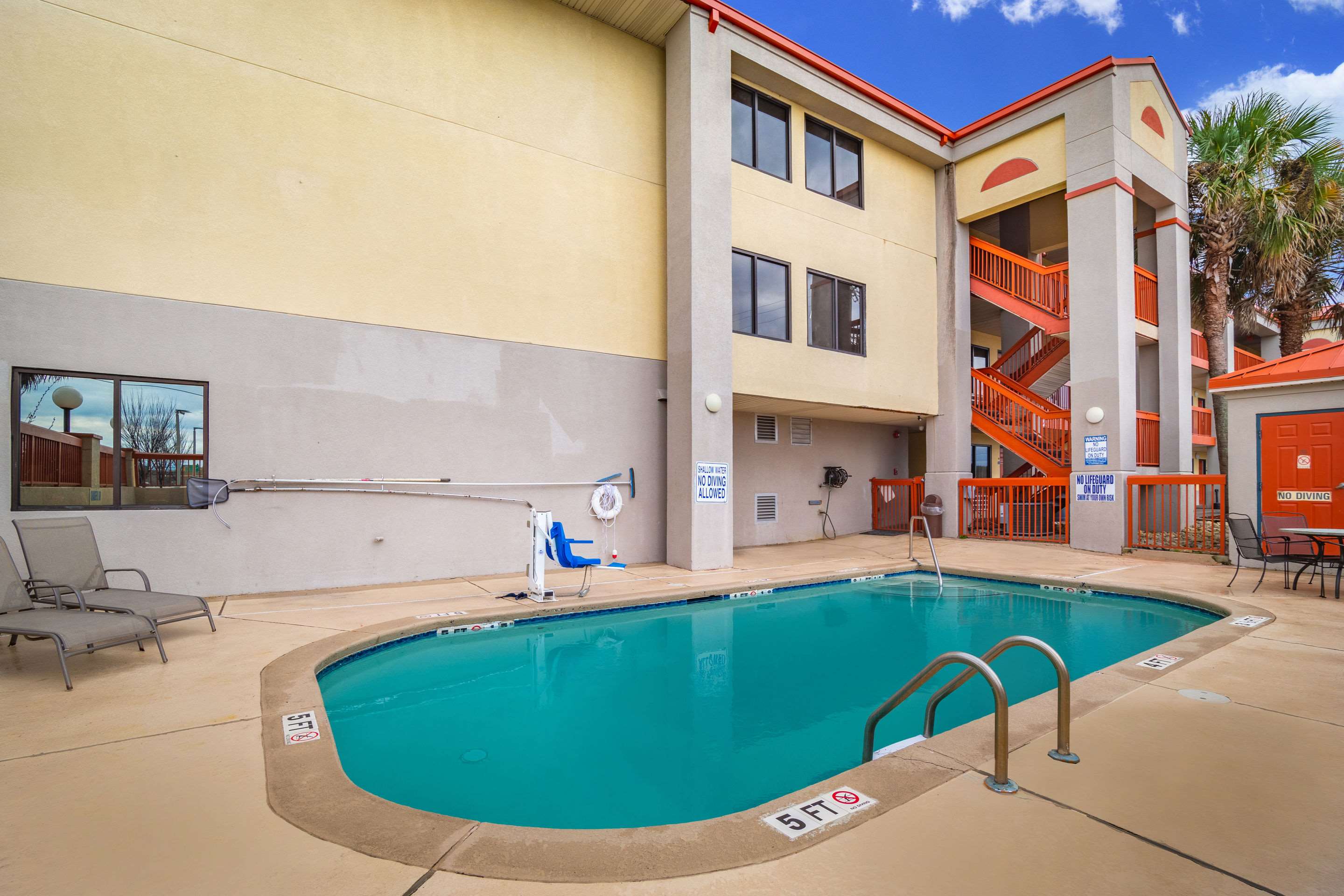 Outdoor pool | Quality Inn & Suites Ft. Jackson Maingate