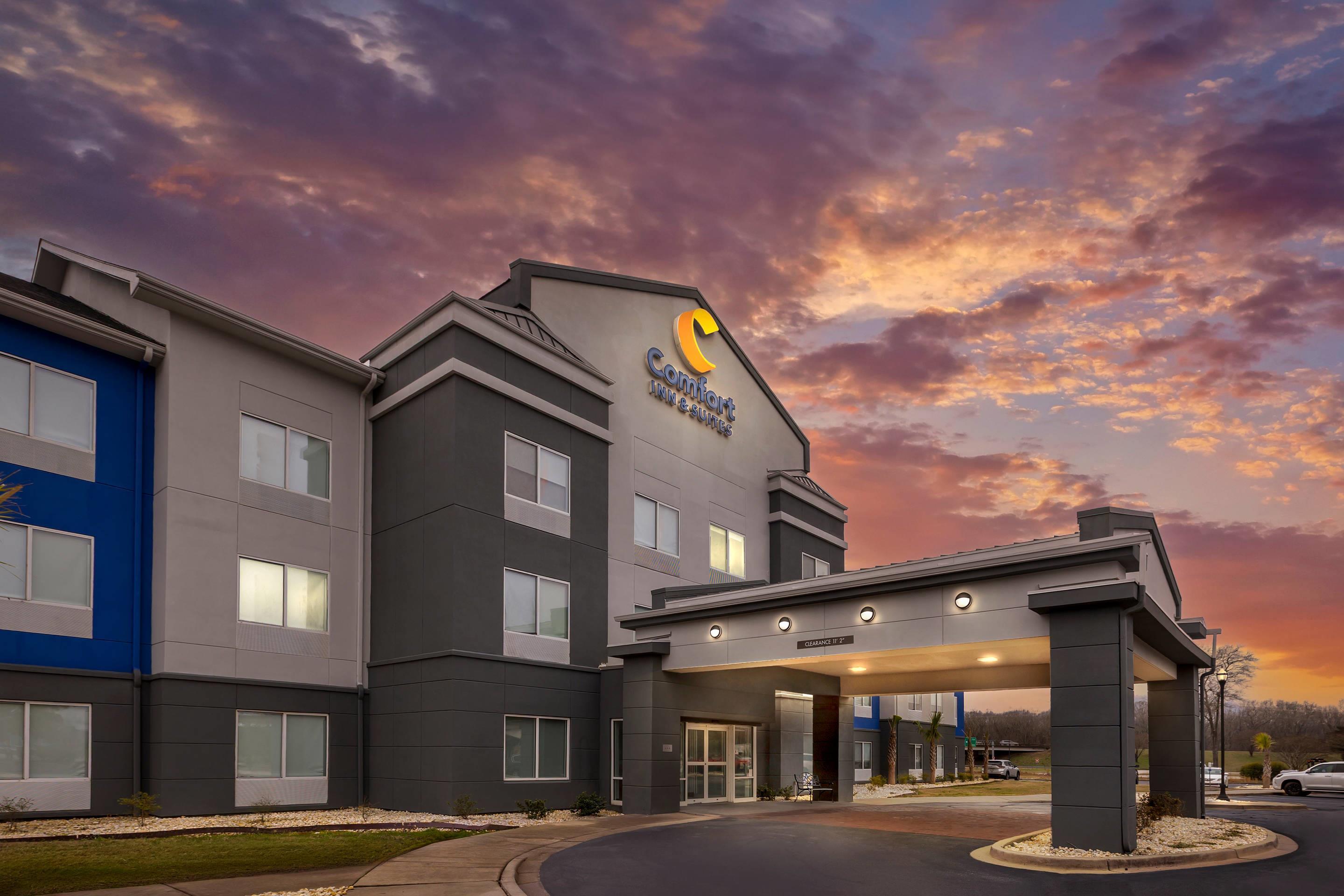 Hotel at Night | Comfort Inn & Suites