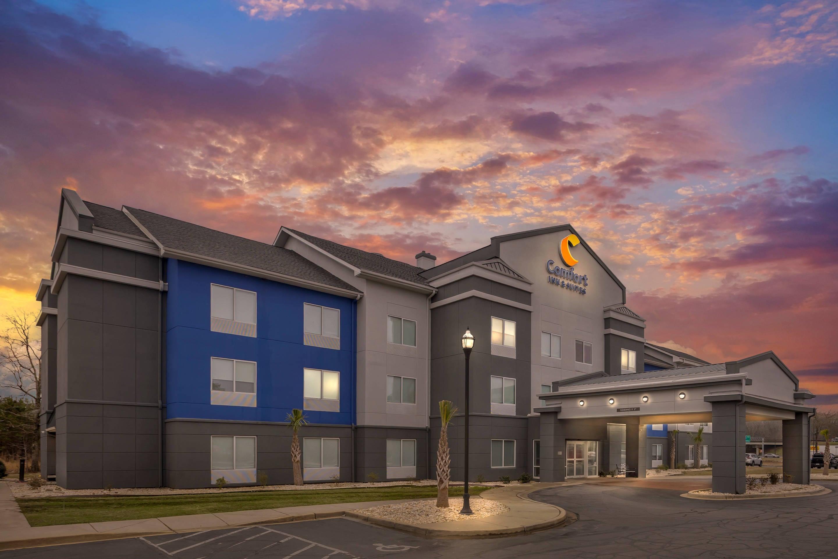 Hotel at Night | Comfort Inn & Suites
