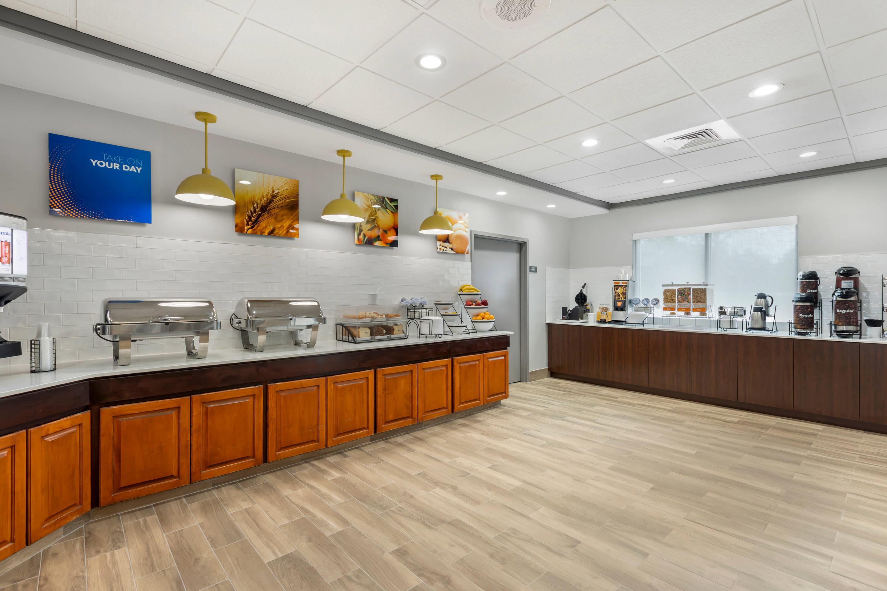 Breakfast area | Comfort Inn & Suites
