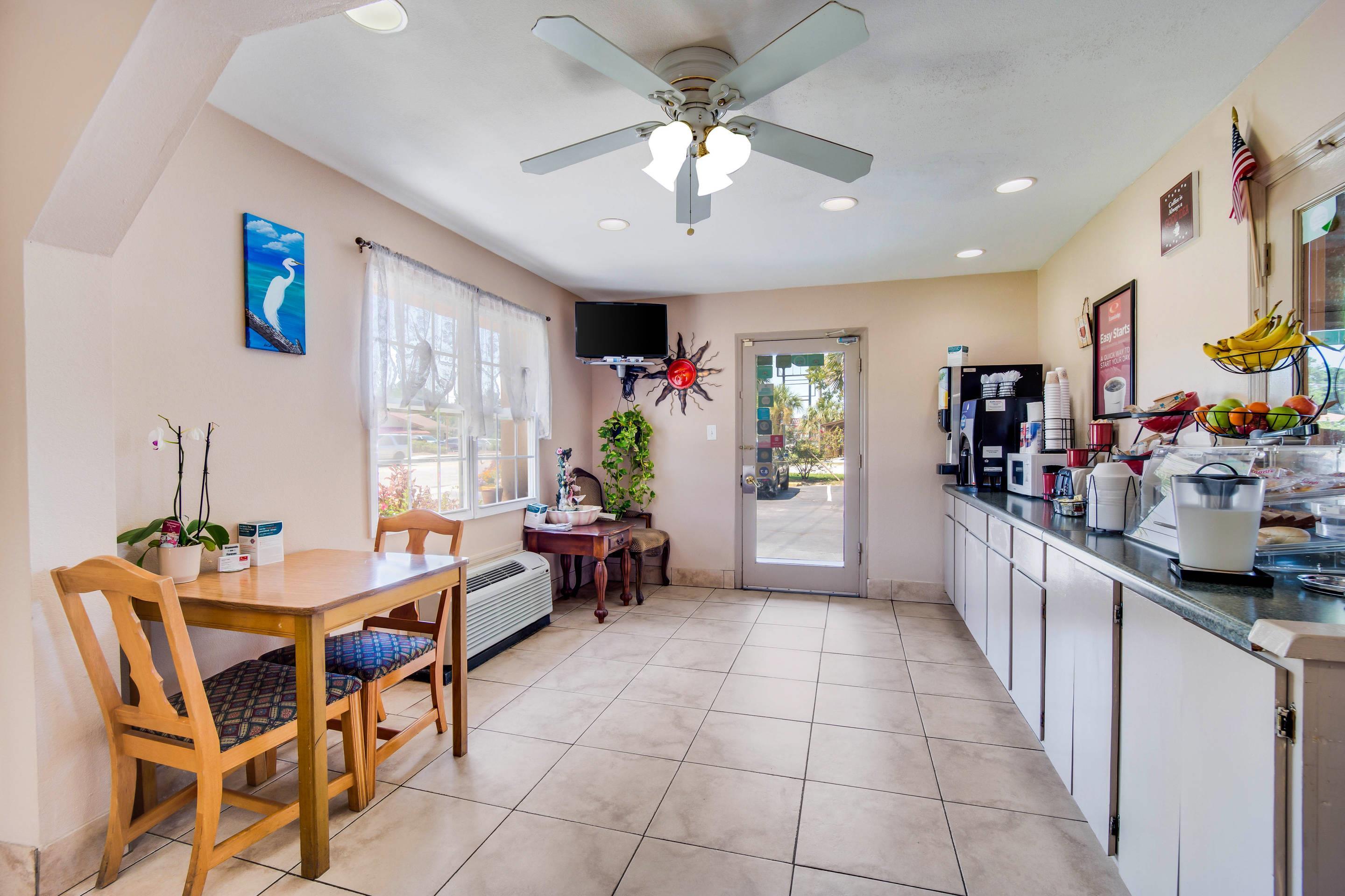Breakfast area | Econo Lodge