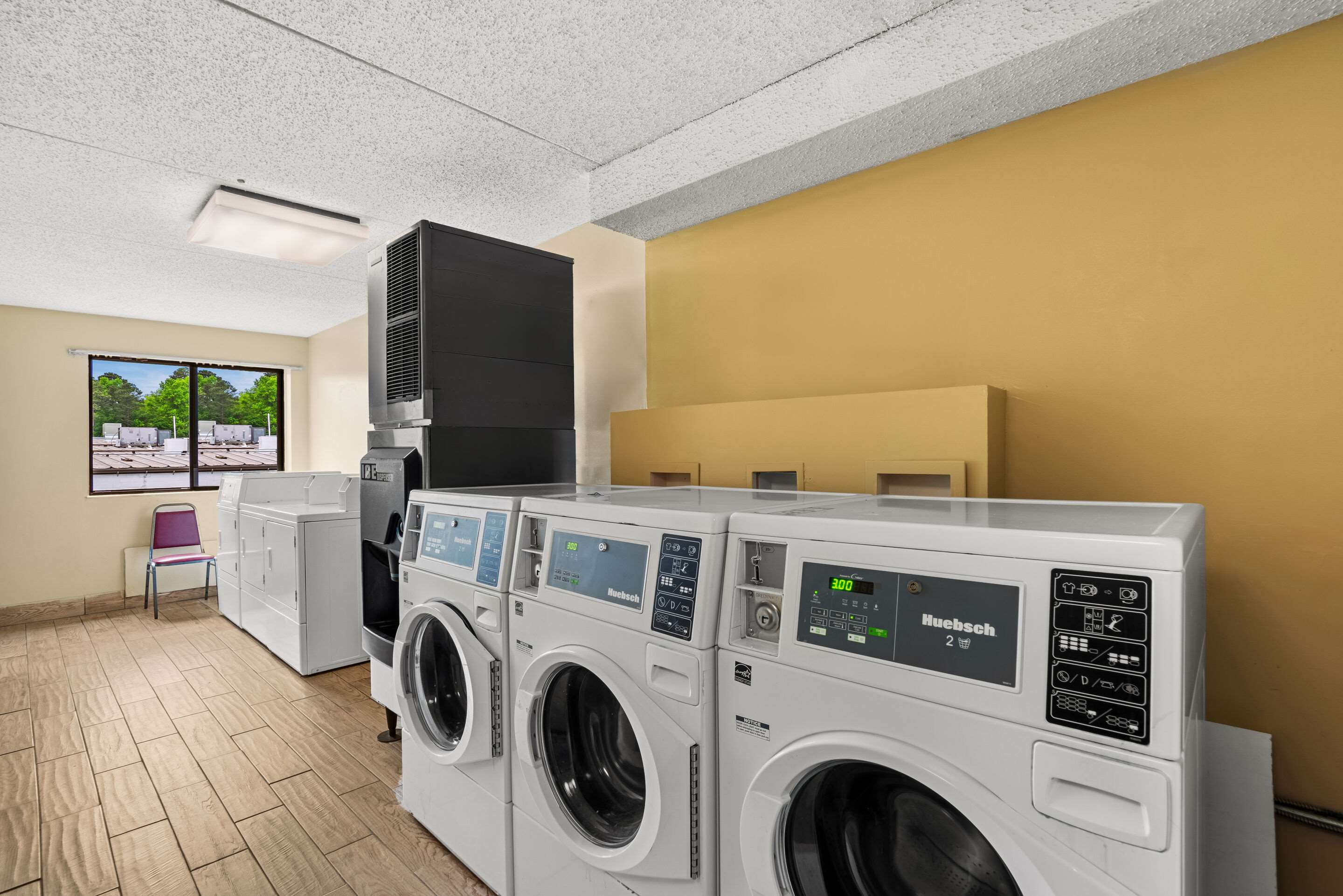 Guest laundry facilities | Quality Inn & Suites Columbia