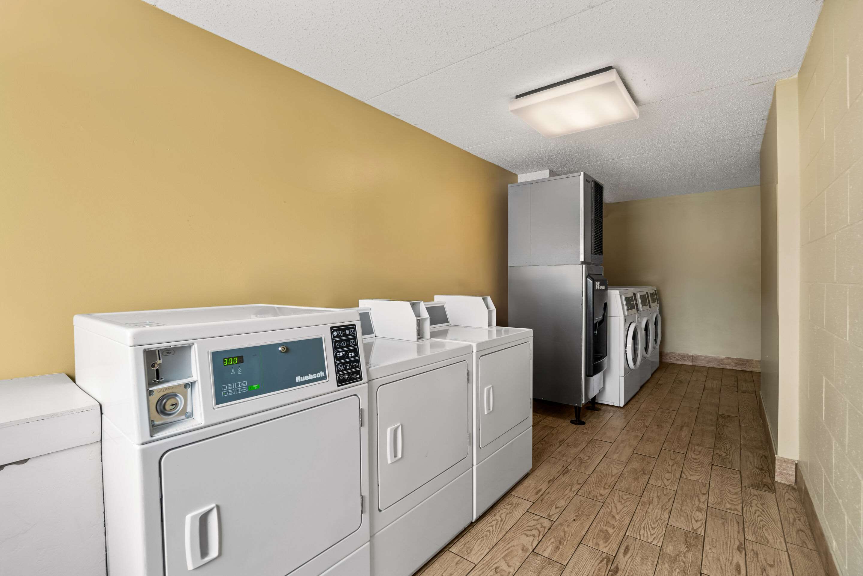 Guest laundry facilities | Quality Inn & Suites Columbia