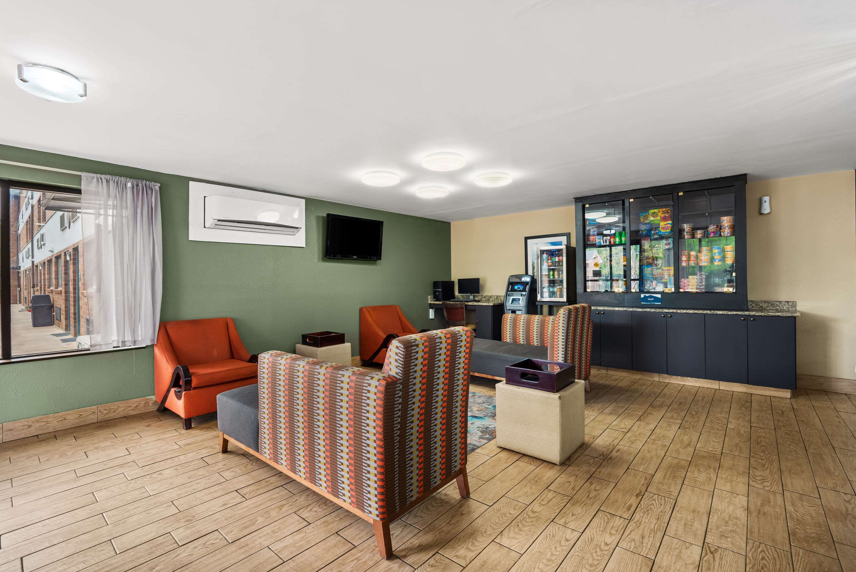 Lobby with sitting area | Quality Inn & Suites Columbia