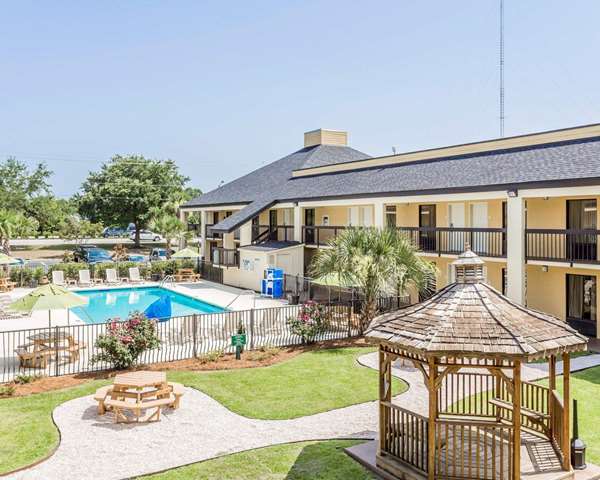 Pool - Quality Inn Mt Pleasant