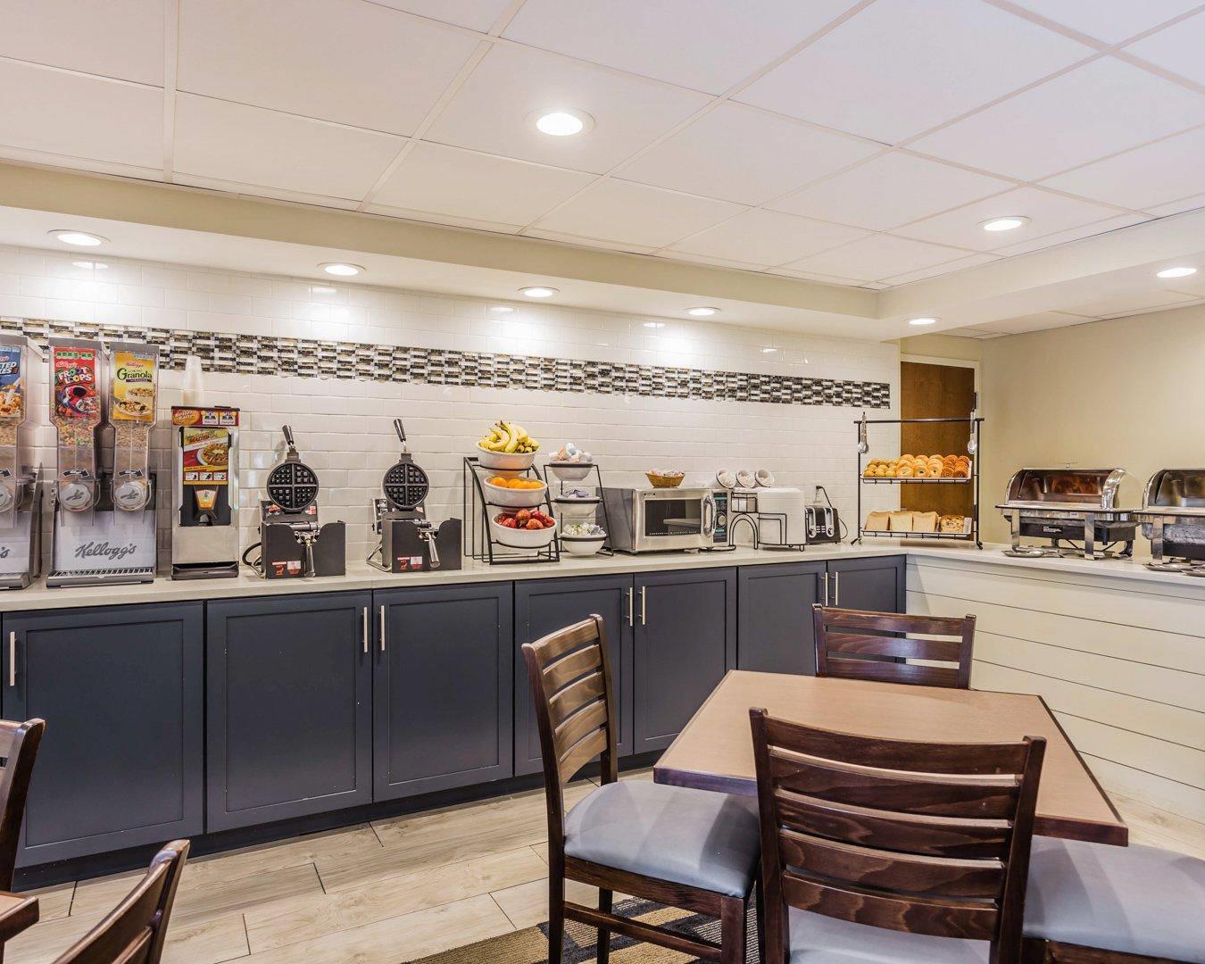 Breakfast area | Quality Inn Mt. Pleasant – Charleston