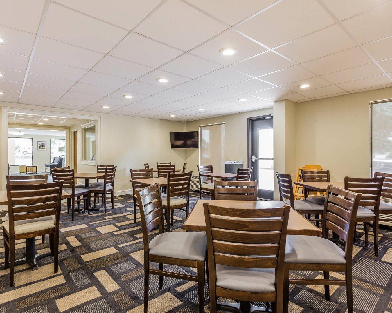 Enjoy breakfast in this seating area | Quality Inn Mt. Pleasant – Charleston