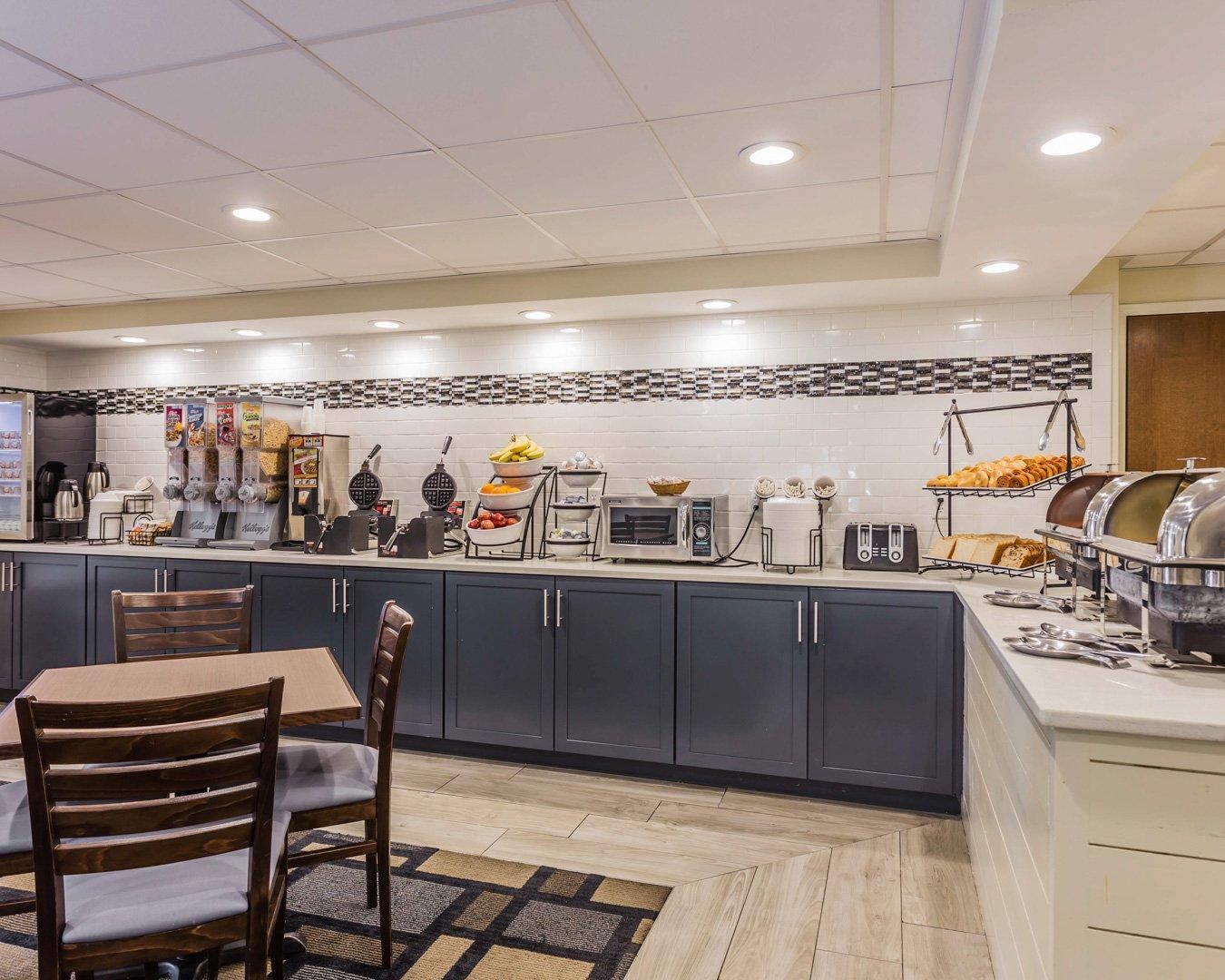 Breakfast area | Quality Inn Mt. Pleasant – Charleston