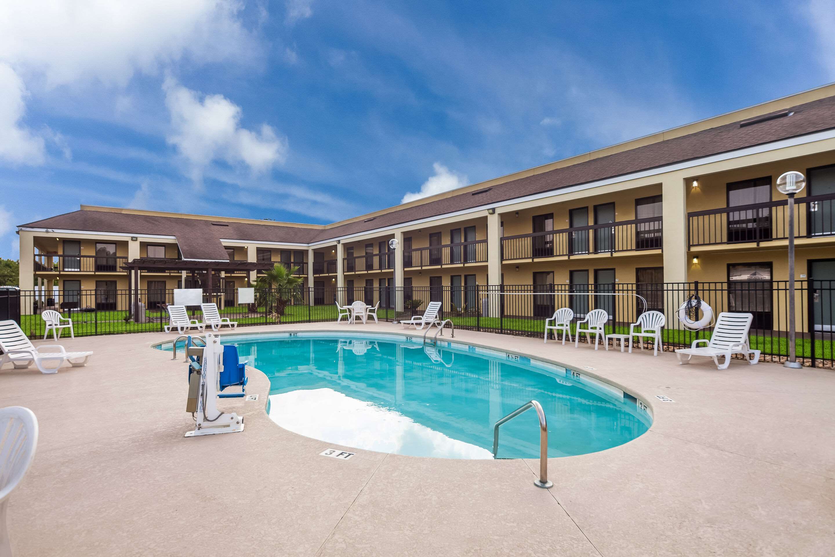 Outdoor pool | Quality Inn Coliseum