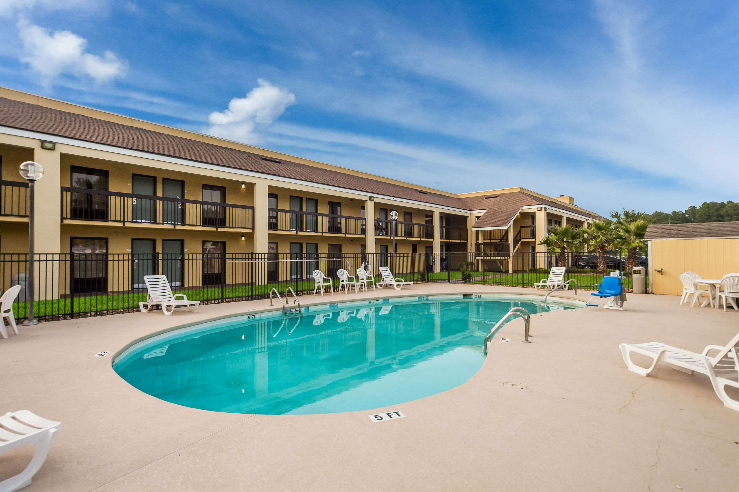 Relax by the pool | Quality Inn Coliseum