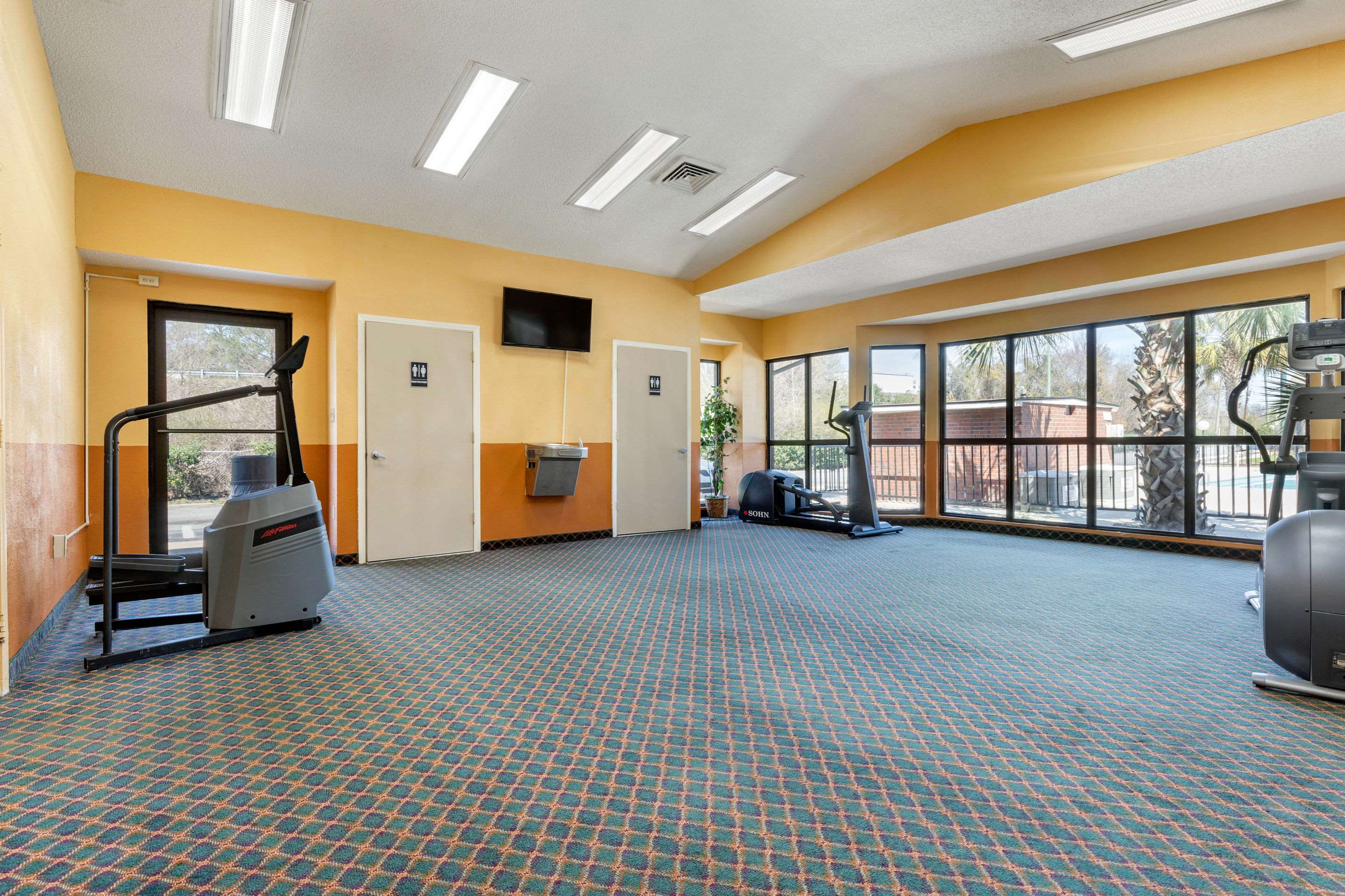 Fitness center | Econo Lodge Florence