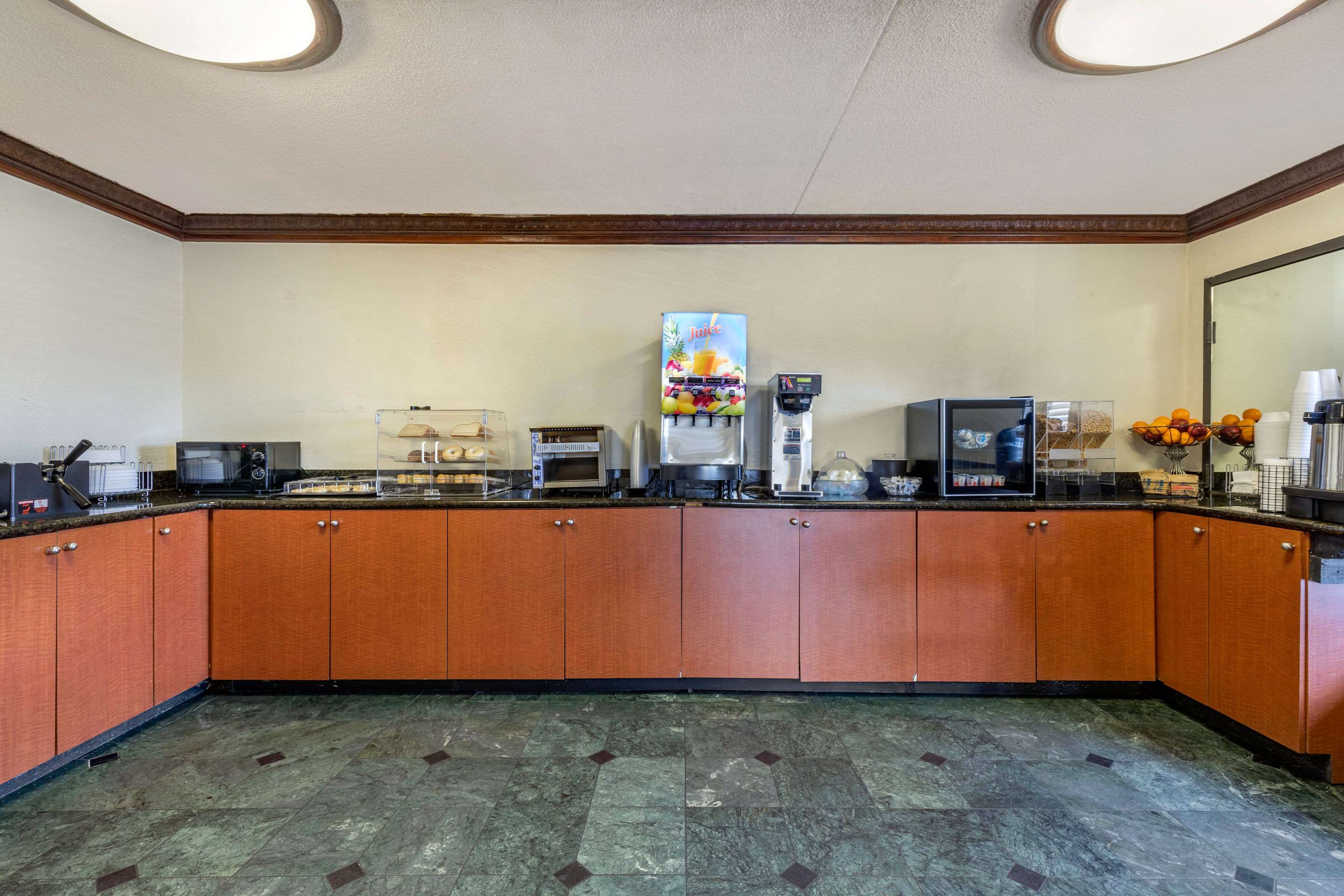 Breakfast area | Econo Lodge Florence
