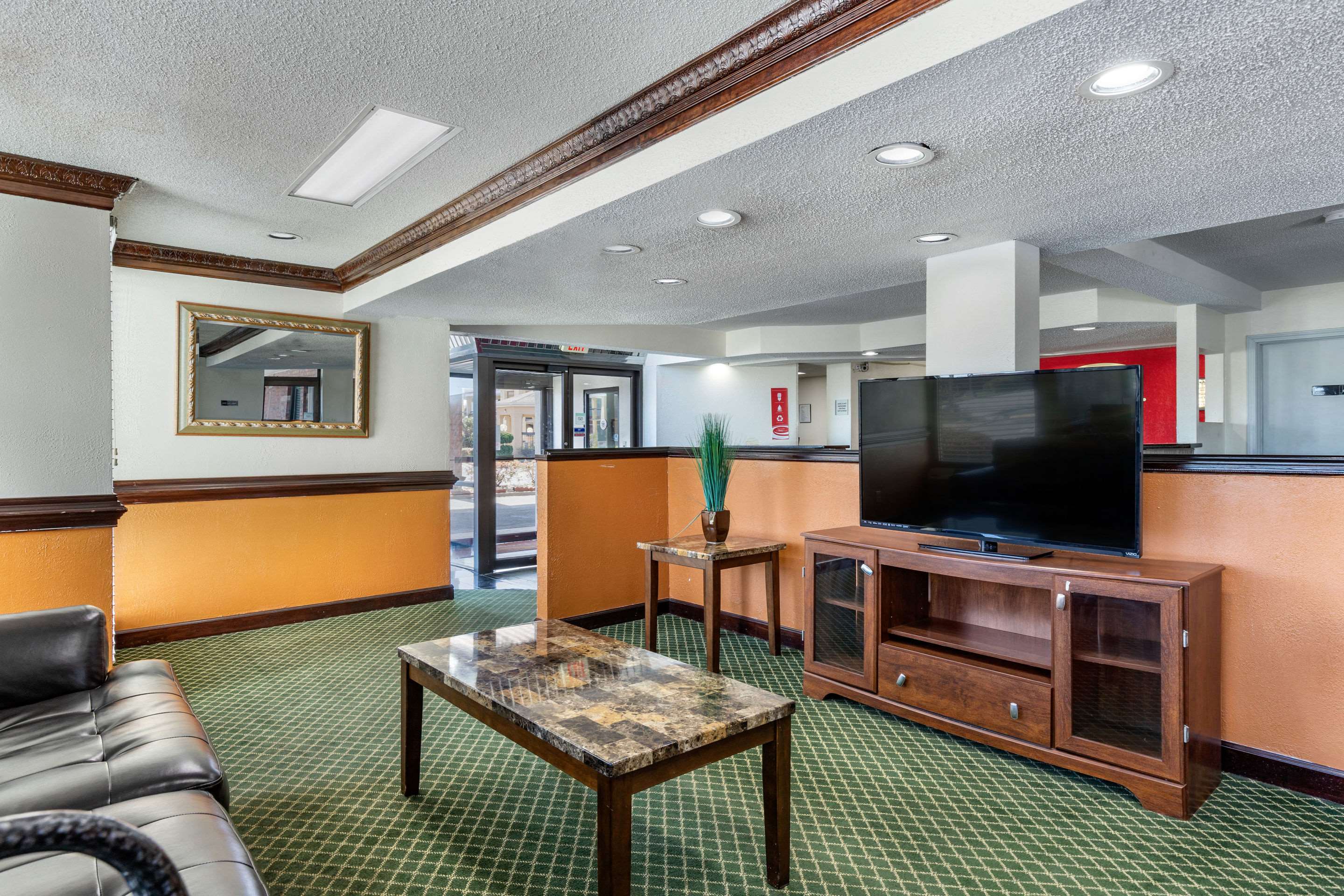 Hotel lobby | Econo Lodge Florence