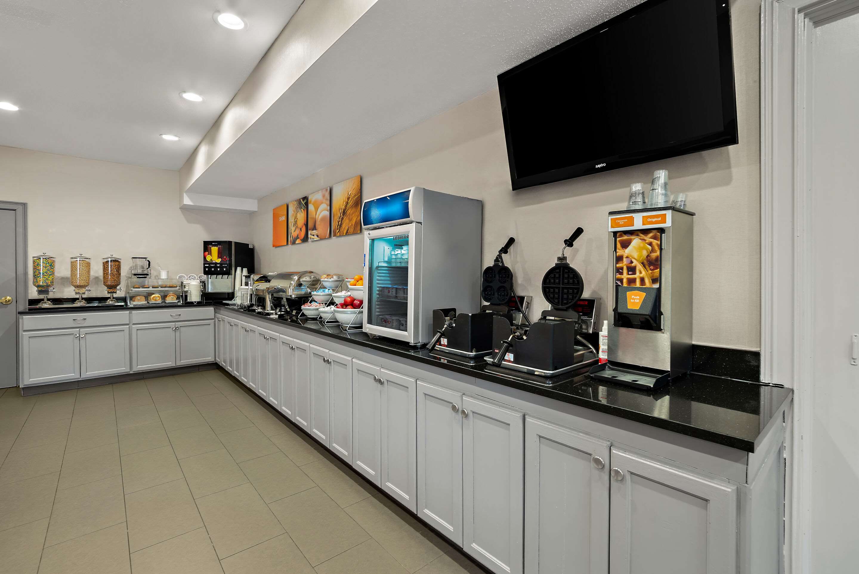 Breakfast area | Comfort Inn & Suites Santee