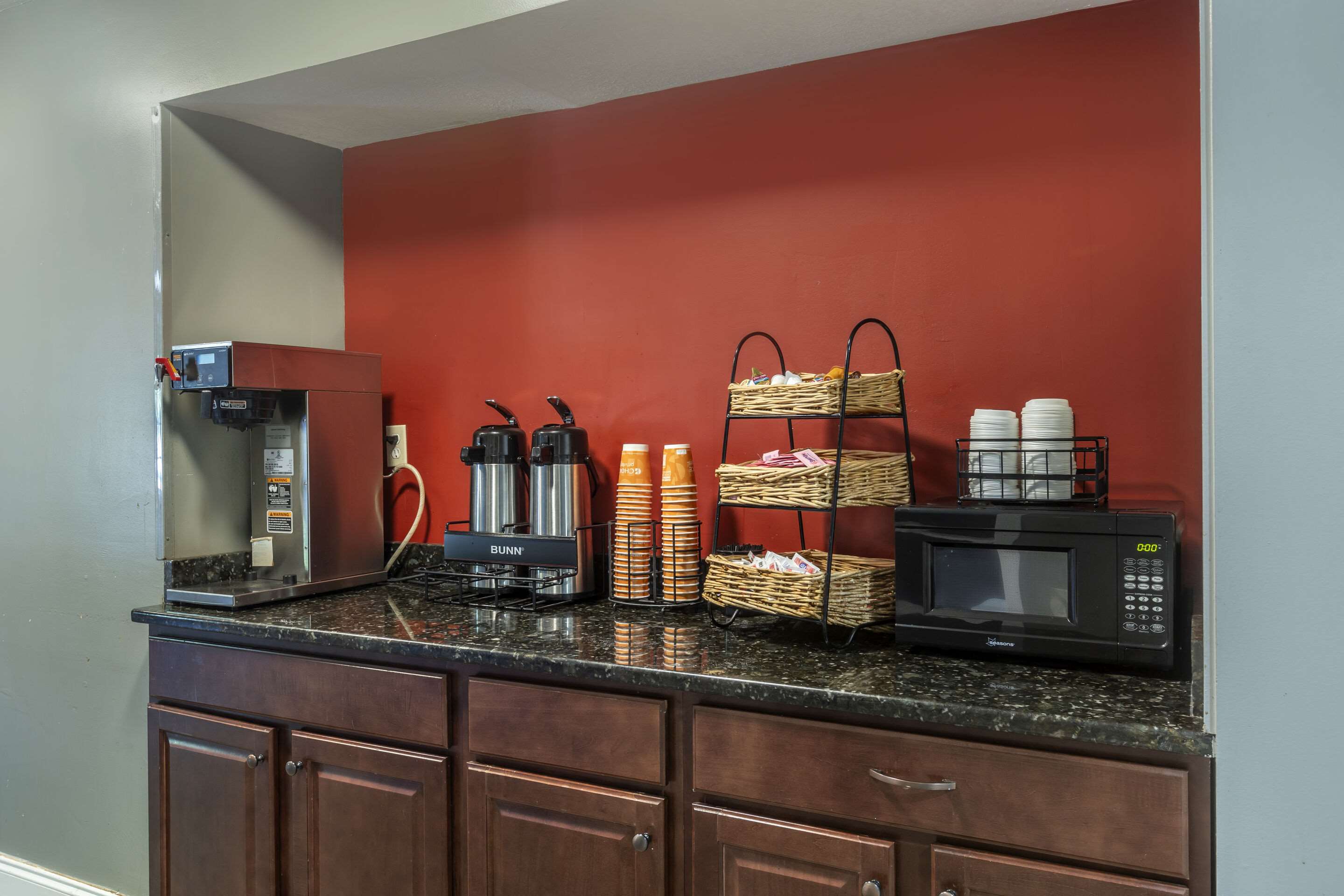 Breakfast area | Econo Lodge Inn and Suites Greenville