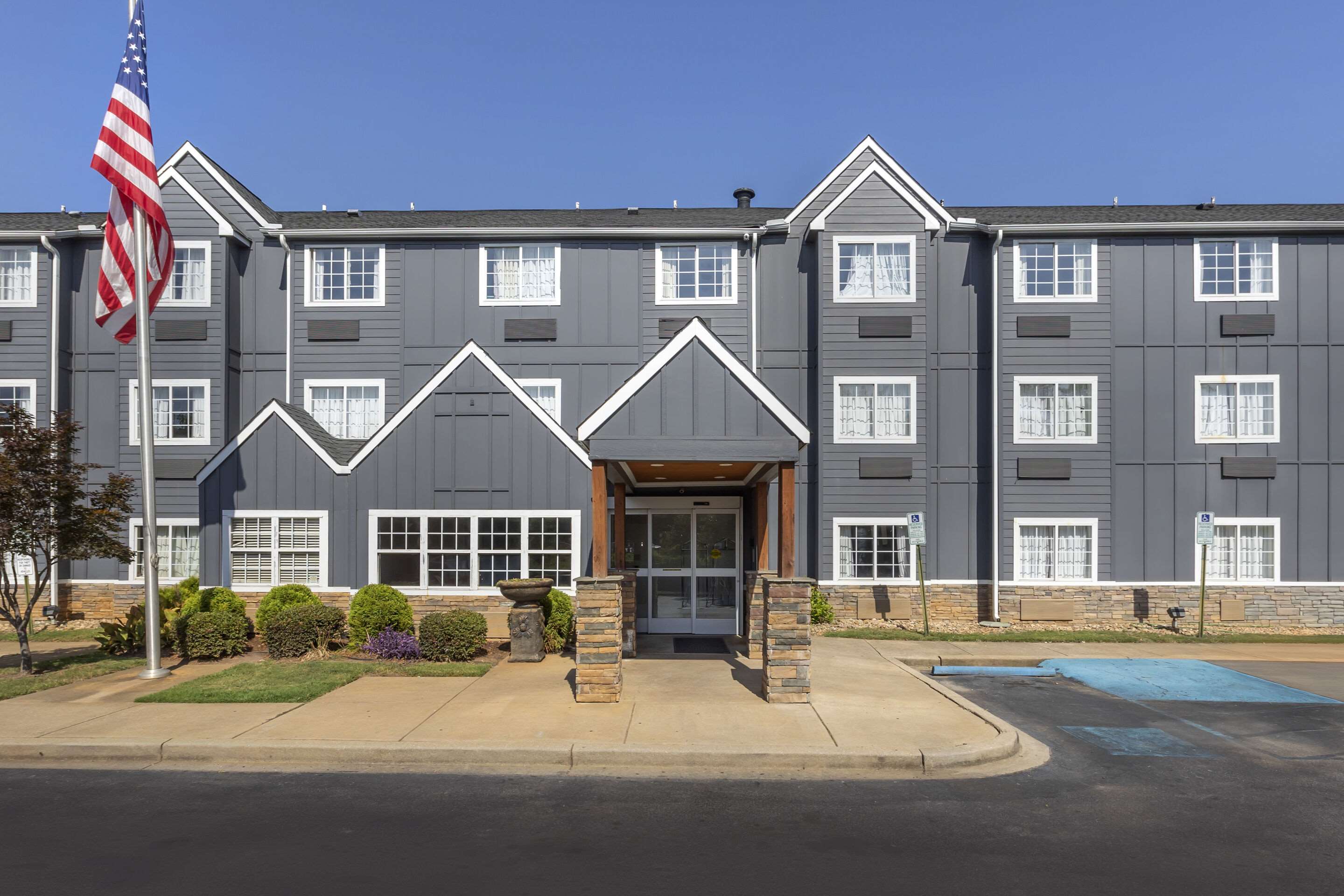 Hotel exterior | Econo Lodge Inn and Suites Greenville