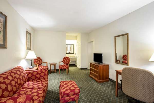 Suite - Clarion Inn & Suites Whiskey Road Aiken