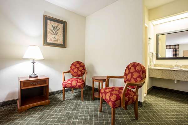 Suite - Clarion Inn & Suites Whiskey Road Aiken