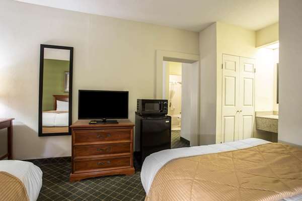 Suite - Clarion Inn & Suites Whiskey Road Aiken
