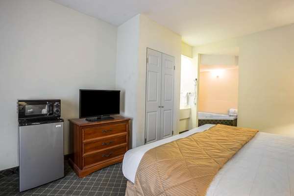 Suite - Clarion Inn & Suites Whiskey Road Aiken