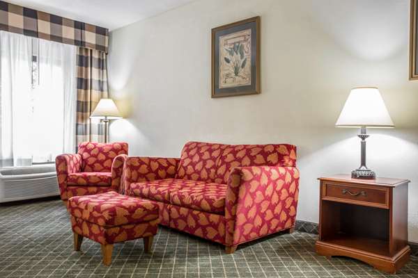 Suite - Clarion Inn & Suites Whiskey Road Aiken