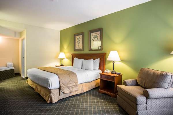Suite - Clarion Inn & Suites Whiskey Road Aiken