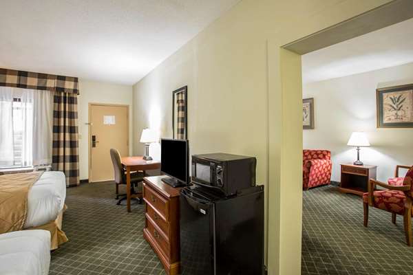 Suite - Clarion Inn & Suites Whiskey Road Aiken