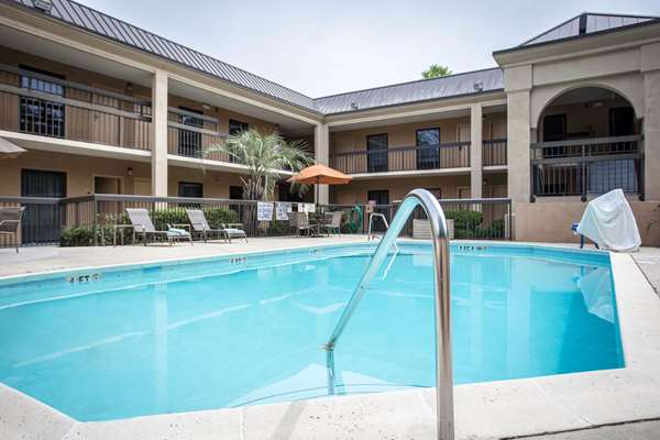 Pool - Clarion Inn & Suites Whiskey Road Aiken