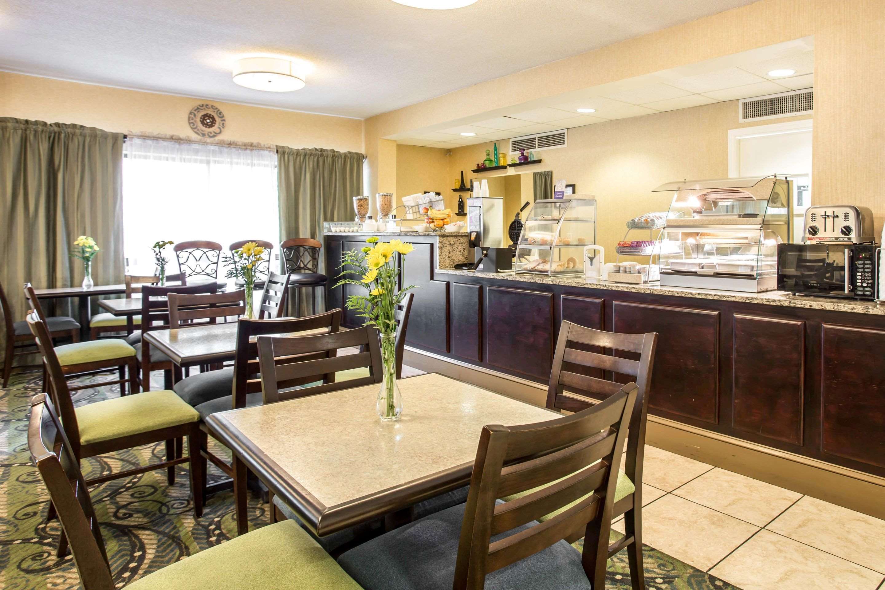 Breakfast area | Clarion Inn & Suites Aiken