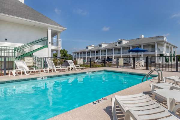 Pool - Quality Inn Cheraw