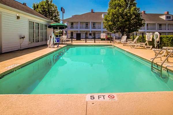 Pool - Quality Inn Seneca