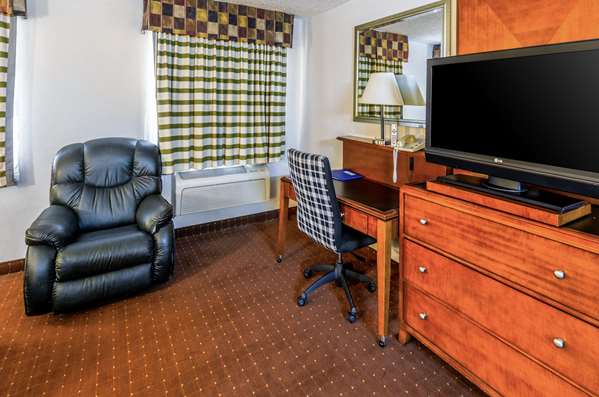 Suite - Rodeway Inn North Charleston - I-26, Exit 209