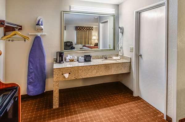  - Rodeway Inn North Charleston - I-26, Exit 209