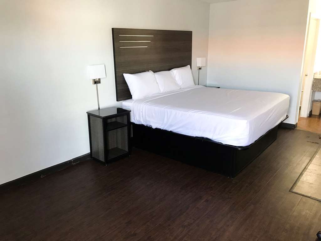 SUBURBAN STUDIOS NORTH CHARLESTON I-guestroom-Guest Room,On-Site.jpg
