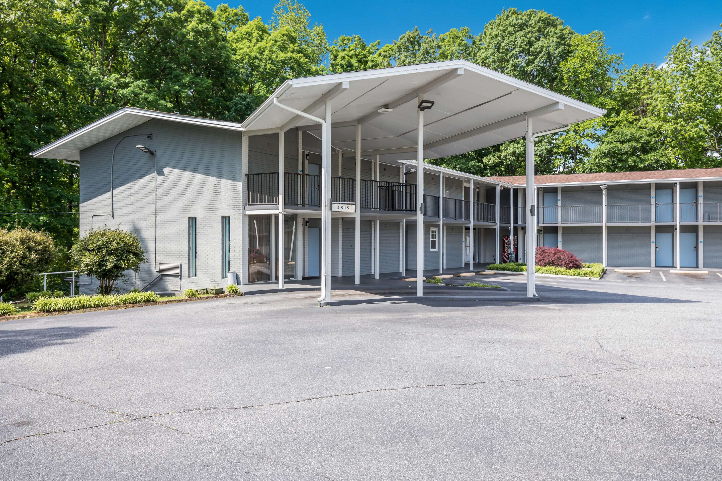 Hotel exterior | Rodeway Inn Anderson