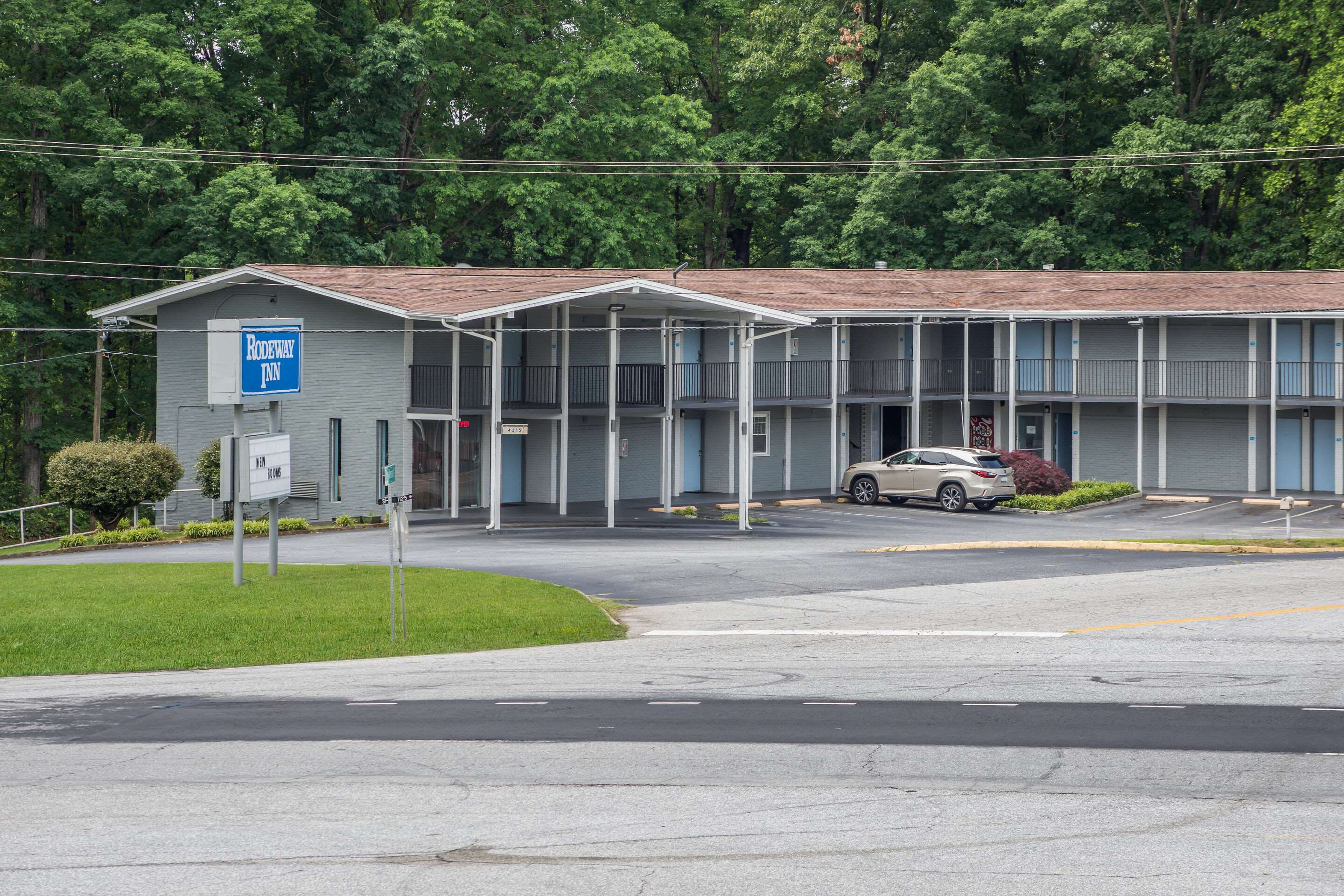 Hotel exterior | Rodeway Inn Anderson