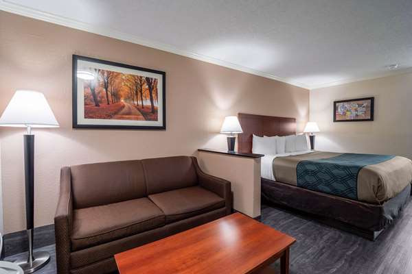 Suite - Econo Lodge Inn & Suites Cayce - I-26, Exit 113