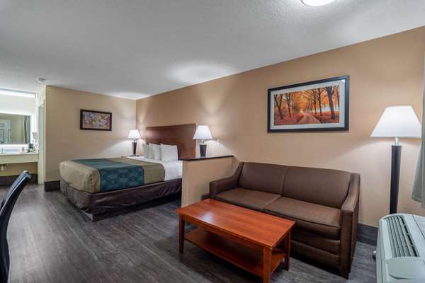 Suite - Econo Lodge Inn & Suites Cayce - I-26, Exit 113