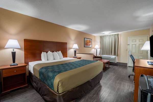 Suite - Econo Lodge Inn & Suites Cayce - I-26, Exit 113