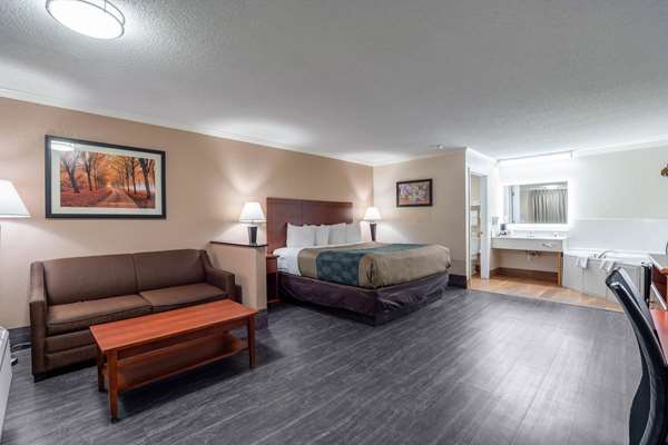 Suite - Econo Lodge Inn & Suites Cayce - I-26, Exit 113