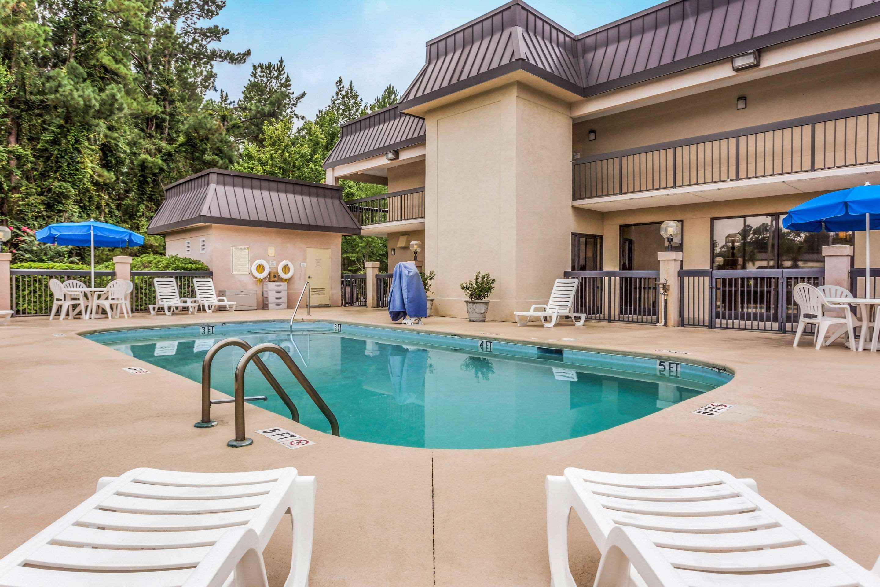 Relax by the pool | Quality Inn