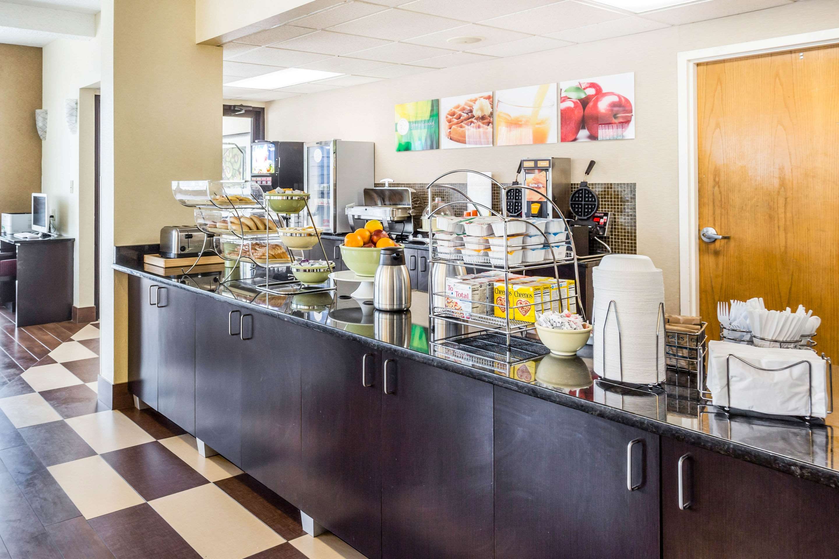 Breakfast area | Quality Inn