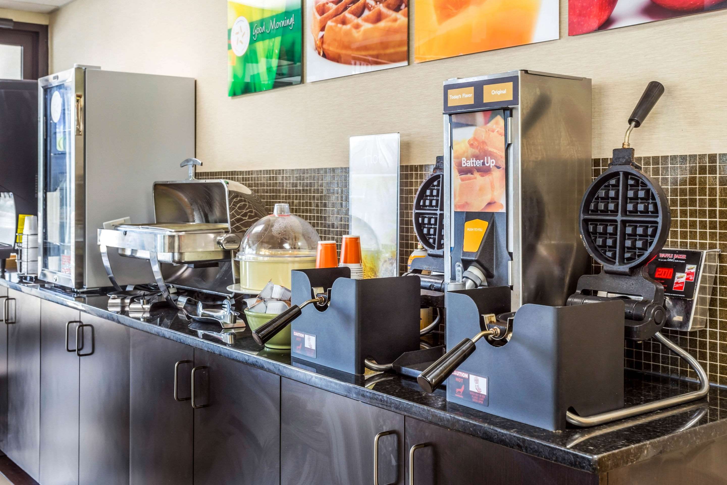 Breakfast area | Quality Inn