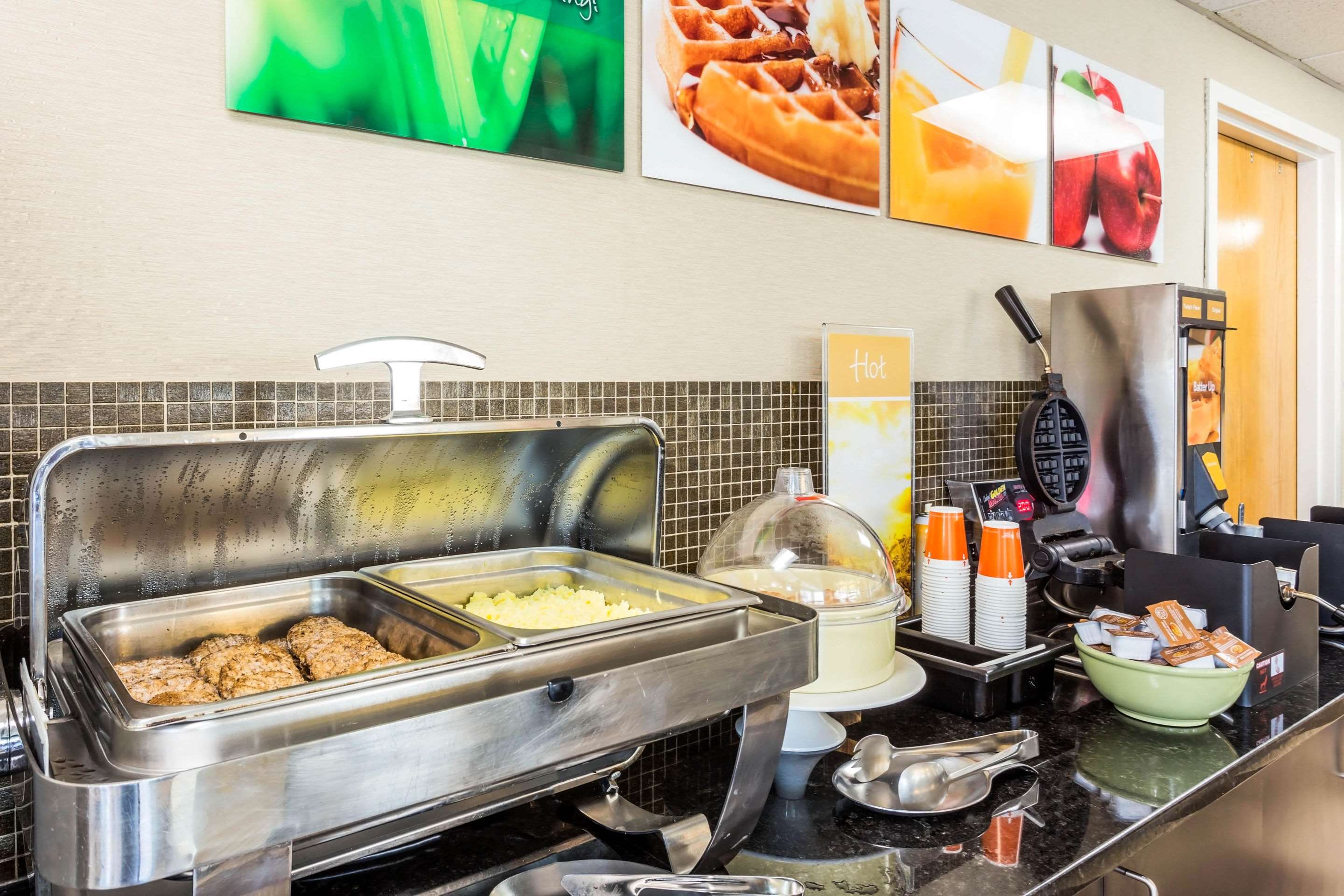 Breakfast area | Quality Inn