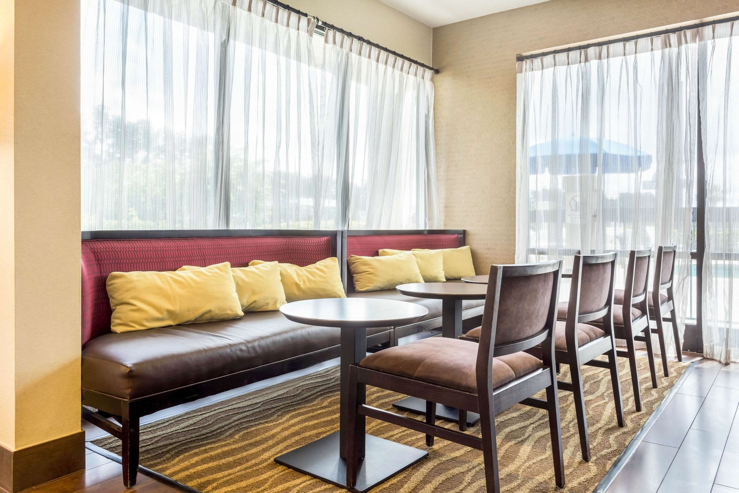 Enjoy breakfast in this seating area | Quality Inn